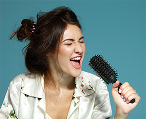zangles voor liefhebbers, meisje zingt door haarborstel als microfoon